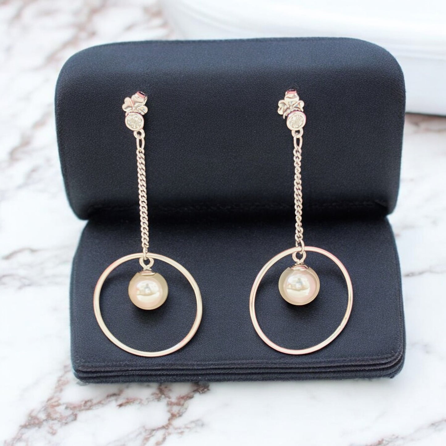 Hanging loop pearl earring